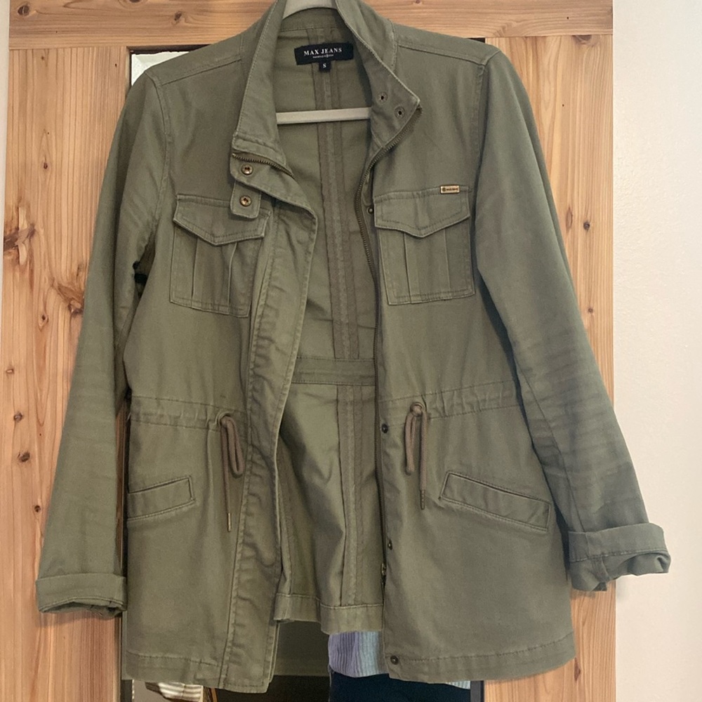 Army green size S (fits like a M) jacket.